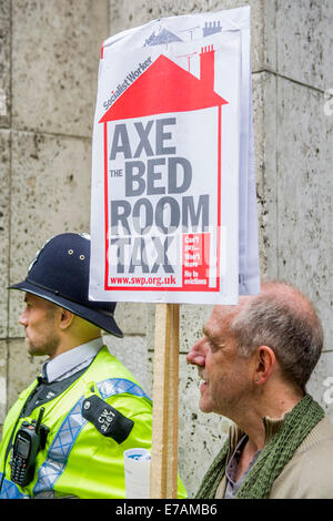 Londra,. Regno Unito. 11 Settembre, 2014. Una protesta organizzata da DPAC SGTO e contro la camera da letto imposta. In un giorno di tre manifestazioni di protesta al di fuori del Parlamento, Westminster, London, Regno Unito 11 Settembre 2014. Credito: Guy Bell/Alamy Live News Foto Stock