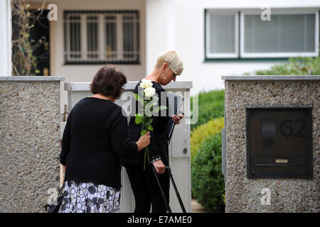 Monaco di Baviera, Germania. Undicesimo Sep, 2014. Due membri dello staff di pompe funebri che portano rose bianche arrivano alla casa del defunto attore tedesco e conduttore televisivo Joachim Fuchsberger in Gruenwald vicino a Monaco di Baviera, Germania, 11 settembre 2014. Fuchsberger morì all età di 87 a casa sua. Foto: ANDREAS GEBERT/dpa/Alamy Live News Foto Stock