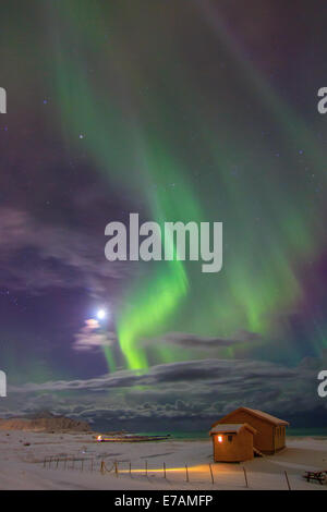 L'aurora boreale sulla spiaggia di Flakstad Foto Stock