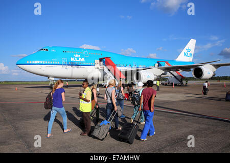 Passeggeri a piedi una KLM Boeing 747 sul piazzale a Johan Pengel International Airport, Zanderij, PARAMARIBO SURINAME, Foto Stock