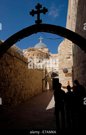 La nona stazione della croce in Via Dolorosa al entree alla Chiesa copta Patriarcato Ortodosso Città Vecchia di Gerusalemme Est Israele Foto Stock