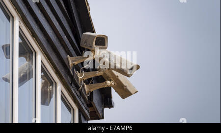 Telecamere CCTV su un edificio, Camber Sands, Camber, East Sussex, Gran Bretagna. Foto Stock