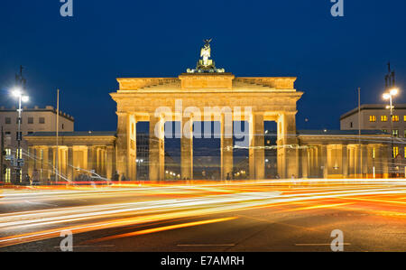 Una lunga esposizione semaforo sentieri nella parte anteriore della porta di Brandeburgo di notte a Berlino Germania Foto Stock