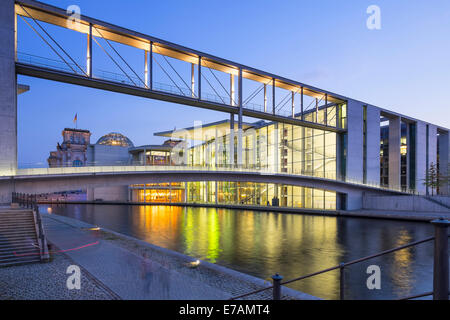 Gli edifici del governo Paolo Loebe haus parte del Bundestag a Regierungsviertel (quartiere governativo) accanto al fiume Sprea nel centro Foto Stock