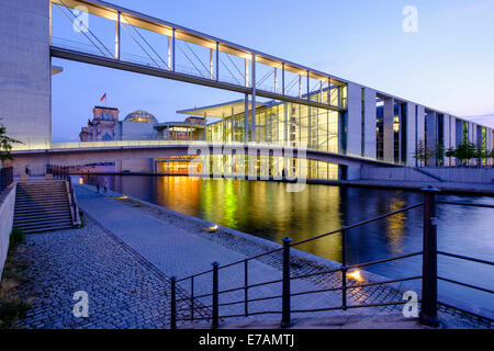 Gli edifici del governo Paolo Loebe haus parte del Bundestag a Regierungsviertel (quartiere governativo) accanto al fiume Sprea nel centro Foto Stock