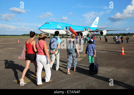 Passeggeri a piedi una KLM Boeing 747 sul piazzale a Johan Pengel International Airport, Zanderij, PARAMARIBO SURINAME, Foto Stock