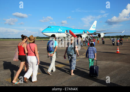 Passeggeri a piedi una KLM Boeing 747 sul piazzale a Johan Pengel International Airport, Zanderij, PARAMARIBO SURINAME, Foto Stock