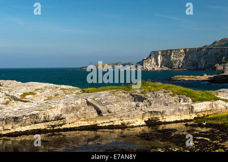 Rocce bianche e scogliere calcaree a Ballintoy, County Antrim, Irlanda del Nord Foto Stock