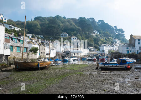 2014 Polperro, Cornwall, West Country, Inghilterra. Bella barca di legno con la bassa marea nel villaggio di pescatori del porto. Foto Stock
