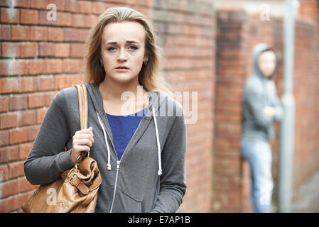 Ragazza adolescente intimiditi come Lei cammina Home Foto Stock