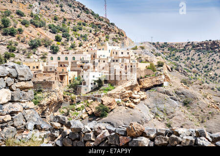 Immagine del villaggio e le montagne sull altopiano Saiq in Oman Foto Stock