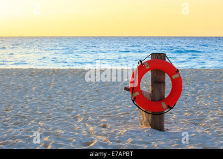 Salvagente sulla spiaggia sabbiosa da qualche parte in Messico Foto Stock