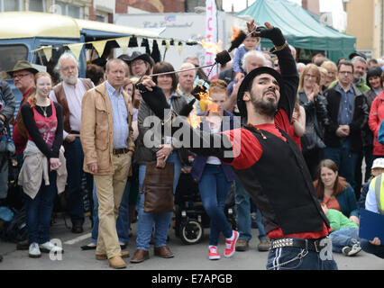 Fire giocoliere artista di strada Dan Dicker al Green Man Festival a Clun nello Shropshire Foto Stock