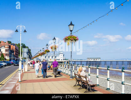 Il lungomare, la spiaggia e il molo Penarth Vale of Glamorgan South Wales GB UK EU Europe Foto Stock