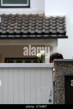 Monaco di Baviera, Germania. Undicesimo Sep, 2014. Un membro del personale di un pompe funebri che porta rose bianche arriva a casa del defunto attore tedesco e conduttore televisivo Joachim Fuchsberger in Gruenwald vicino a Monaco di Baviera, Germania, 11 settembre 2014. Fuchsberger morì all età di 87 a casa sua. Foto: ANDREAS GEBERT/dpa/Alamy Live News Foto Stock