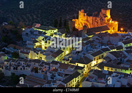 Zuheros, Castello, Sierra de la Subbetica, Cordoba, Andalusia, Spagna Foto Stock