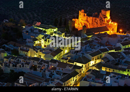 Zuheros, Castello, Sierra de la Subbetica, Cordoba, Andalusia, Spagna Foto Stock