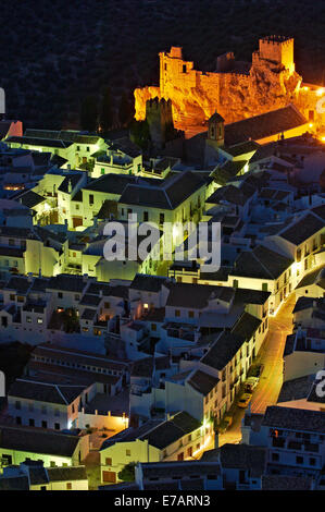 Zuheros, Castello, Sierra de la Subbetica, Cordoba, Andalusia, Spagna Foto Stock