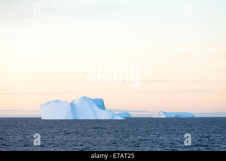 Iceberg contro un color pastello sky durante l alba a Marguerite Bay, Antartide Foto Stock