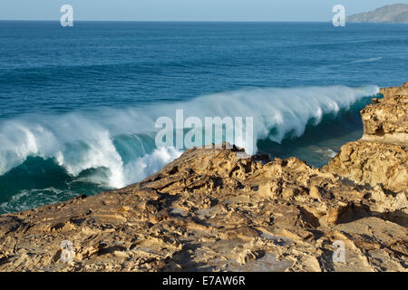 Rigonfiare la rottura sulla costa di Fuerteventura presso La Pared un posto preferito per i surfisti, Fuerteventura, Foto Stock