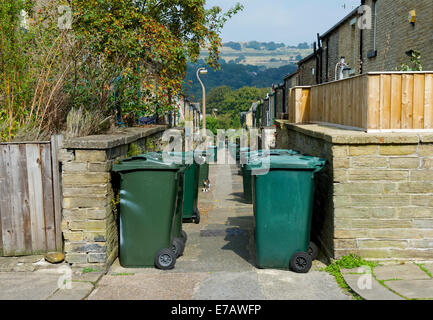 Cestini della spazzatura in backstreet, Saltaire, West Yorkshire, Inghilterra, Regno Unito Foto Stock