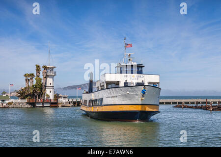 Cruise Boat Harbour Emporor, della Blue & Gold Fleet, torna al suo posto di ormeggio nella Baia di San Francisco vicino a Pier 39, passando tra Foto Stock