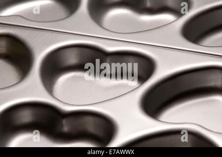 Muffin vassoio di stagno in forma di cuori Foto Stock
