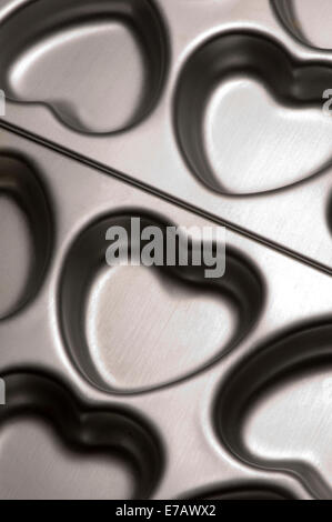 Muffin vassoio di stagno in forma di cuori Foto Stock
