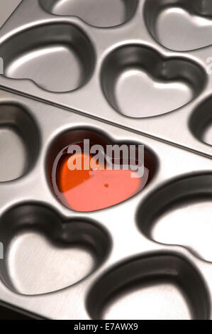 Muffin vassoio di stagno in forma di cuori Foto Stock