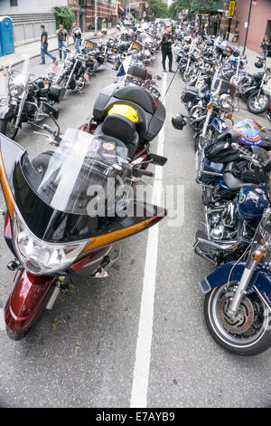 La città di New York, giovedì, 11 settembre 2014, USA : in onore del tredicesimo anniversario del settembre 11th, più di 250 i motociclisti partecipare ad un 9/11 Memorial Ride originari di Albany, la capitale dello stato. Tra i piloti sono i rappresentanti degli enti locali antincendio e i dipartimenti di polizia da parte delle comunità attraverso lo Stato di New York, tra cui New York City; anche la Polizia di Stato e le associazioni di veterani di guerra. All'arrivo, i piloti auto parcheggiata la propria moto motociclette di essere accolti con pranzo di fronte Rescue 1 Firehouse sulla 43a Strada. Credito: Dorothy Alexander/Alamy Live News Foto Stock