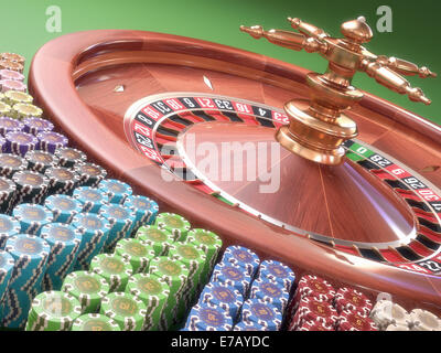 Casino colorato chip disposti intorno alla roulette. Foto Stock