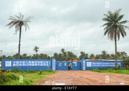 Costruzione cinese gruppo, Sierra Leone, Africa. Cina Ferrovia settimo gruppo rinnovato la strada e Lungi - Port Loko railway Foto Stock