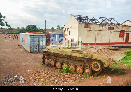 Resti della guerra civile, un serbatoio su un parco giochi in Sierra Leone vicino a Freetown Foto Stock