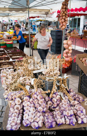 Coloratissimi banchi di frutta e verdura al mercato, Beaune, Dordogne, Francia Foto Stock