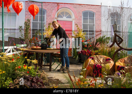 Harrogate, nello Yorkshire, Regno Unito. 11 Sett 2014. L' Harrogate autunno annuale Flower Show, Yorkshire Showground, classificato come uno dei Gran Bretagna superiore tre eventi di giardinaggio. Nuovo per il 2014 è ispirazione Street, una serie di piccoli giardini cortile sullo sfondo di un tradizionale scena di strada. Il viale si offrono una splendida scala maggiore sui giardini, più un nuovo spirito comunitario con la funzione 'messaggio in un giardino' disegni da gruppi di comunità e associazioni di beneficenza. Foto Stock