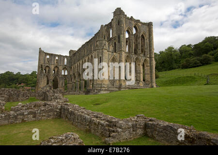 Enormi e spettacolari rovine della storica del XII secolo Rievaulx Abbey, monastero cistercense in Yorkshire, Inghilterra Foto Stock