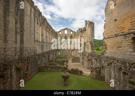 Vista interna di pittoresche rovine del centro storico di Rievaulx Abbey, XII secolo il monastero cistercense nello Yorkshire, Inghilterra Foto Stock