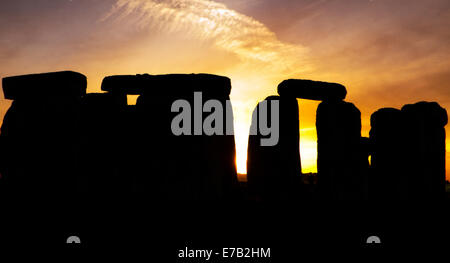 Stonehenge, Wiltshire, Inghilterra, Regno Unito, al tramonto, Sito Patrimonio Mondiale dell'UNESCO, l'attrazione, rovine, pietra, Gran Bretagna, patrimonio, famoso, tramonto, punto di riferimento Foto Stock