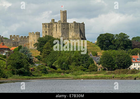 Storica del XII secolo il castello di Warkworth situato sulla collina che si affaccia sul fiume Coquet in Northumberland, Inghilterra Foto Stock