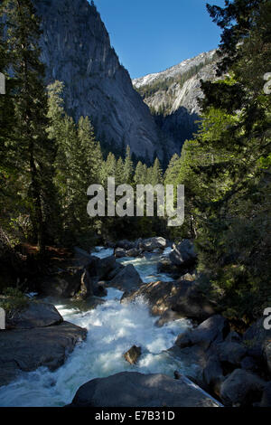 Merced River sotto primaverile caduta, la nebbia Trail, Yosemite National Park, California, Stati Uniti d'America Foto Stock