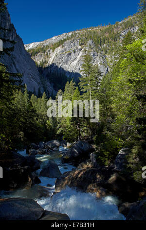 Merced River sotto primaverile caduta, la nebbia Trail, Yosemite National Park, California, Stati Uniti d'America Foto Stock