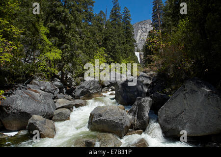 Merced River e primaverile caduta, la nebbia Trail, Yosemite National Park, California, Stati Uniti d'America Foto Stock