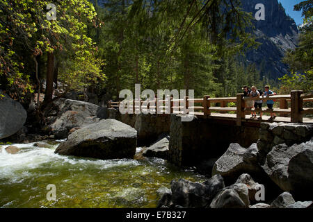 Il Footbridge attraverso fiume Merced, sul sentiero di nebbia, Yosemite National Park, California, Stati Uniti d'America Foto Stock