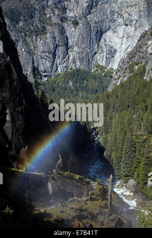 La nebbia arcobaleno dalla caduta primaverile, la nebbia Trail, Yosemite National Park, California, Stati Uniti d'America Foto Stock