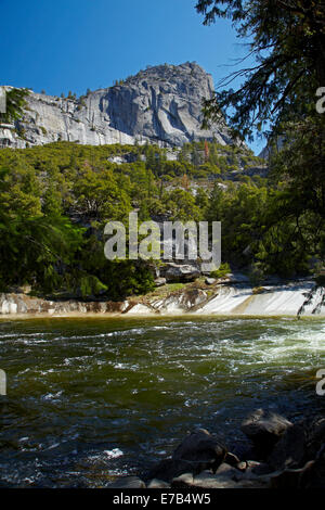 Piscina smeraldo, Fiume Merced primaverile di cui sopra rientrano la nebulizzazione Trail, Yosemite National Park, California, Stati Uniti d'America Foto Stock