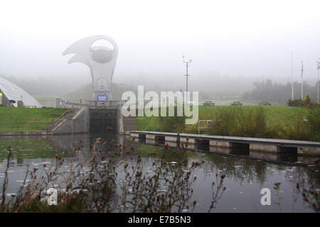 Falkirk Scozia 12 Sett 2014. Regno Unito Meteo. Mattinata nebbiosa sul canale di Forth e Clyde a Falkirk Credito: ALAN OLIVER/Alamy Live News Foto Stock