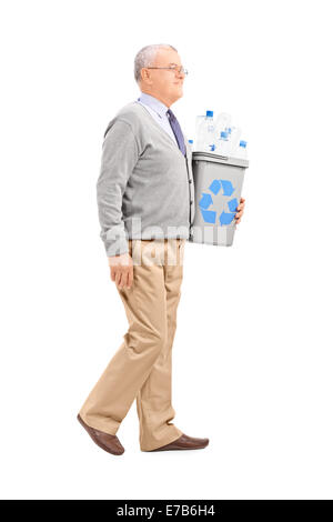 A piena lunghezza Ritratto di un uomo anziano tenendo un cestino isolato su sfondo bianco Foto Stock