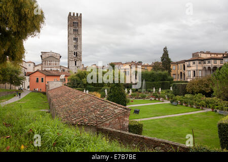 Lucca (Italia) - Una vista dalle mura medievali intorno alla città Foto Stock