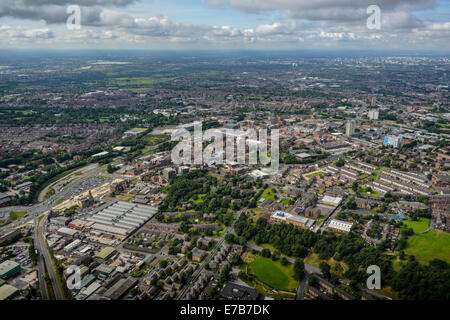 Una veduta aerea attraverso il centro di Oldham, Greater Manchester. Il centro di Manchester è visibile in lontananza. Foto Stock