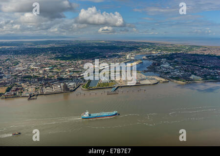 Una veduta aerea di tutta la Mersey mostra Birkenhead e al di là di questo, la costa del nord del Galles. Foto Stock